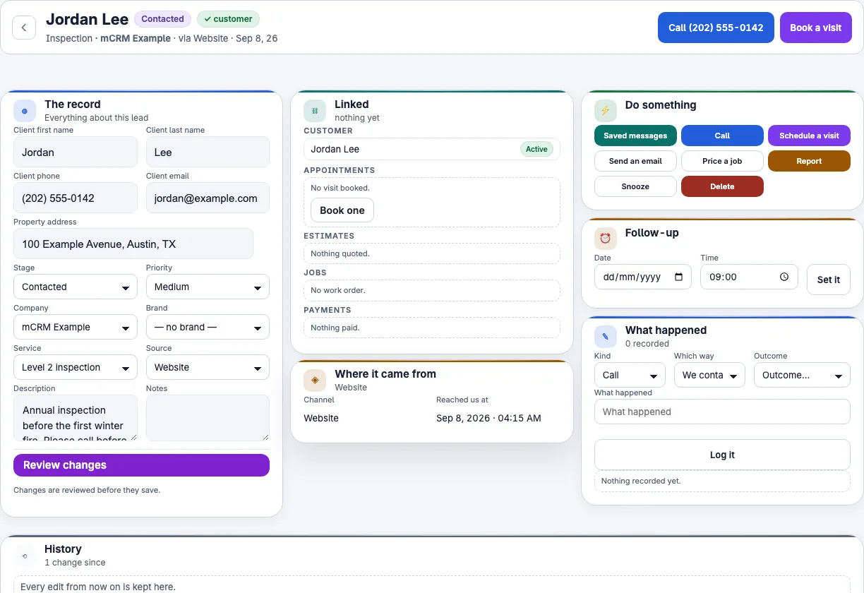 Lead record with customer details, source and linked records.